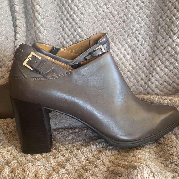 Clark’s women’s heeled ankle bootie. Never been worn. Size 10. - Picture 4 of 8